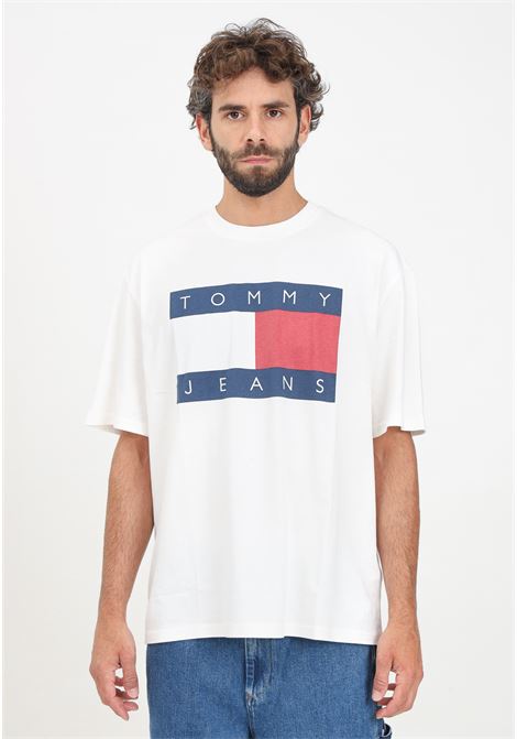 T-shirt manica corta bianca da uomo con maxi stampa bandiera TOMMY JEANS | DM0DM18547YBHYBH